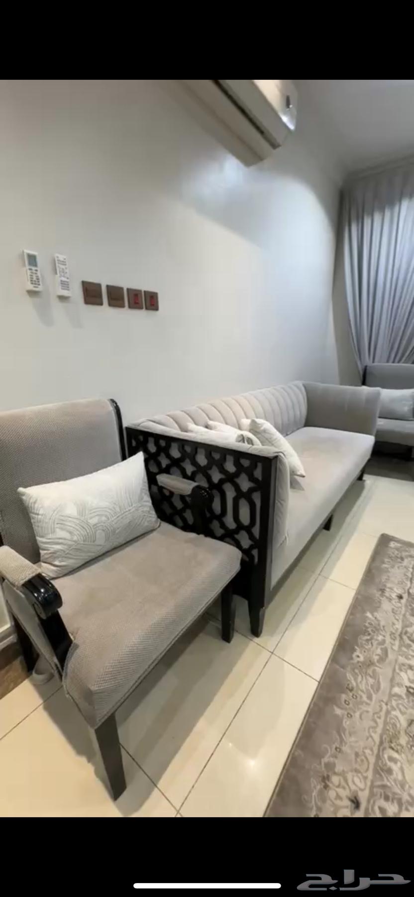 كنب للبيع مع طاوله كبيره و8 طاولات خدمه64413340110721110