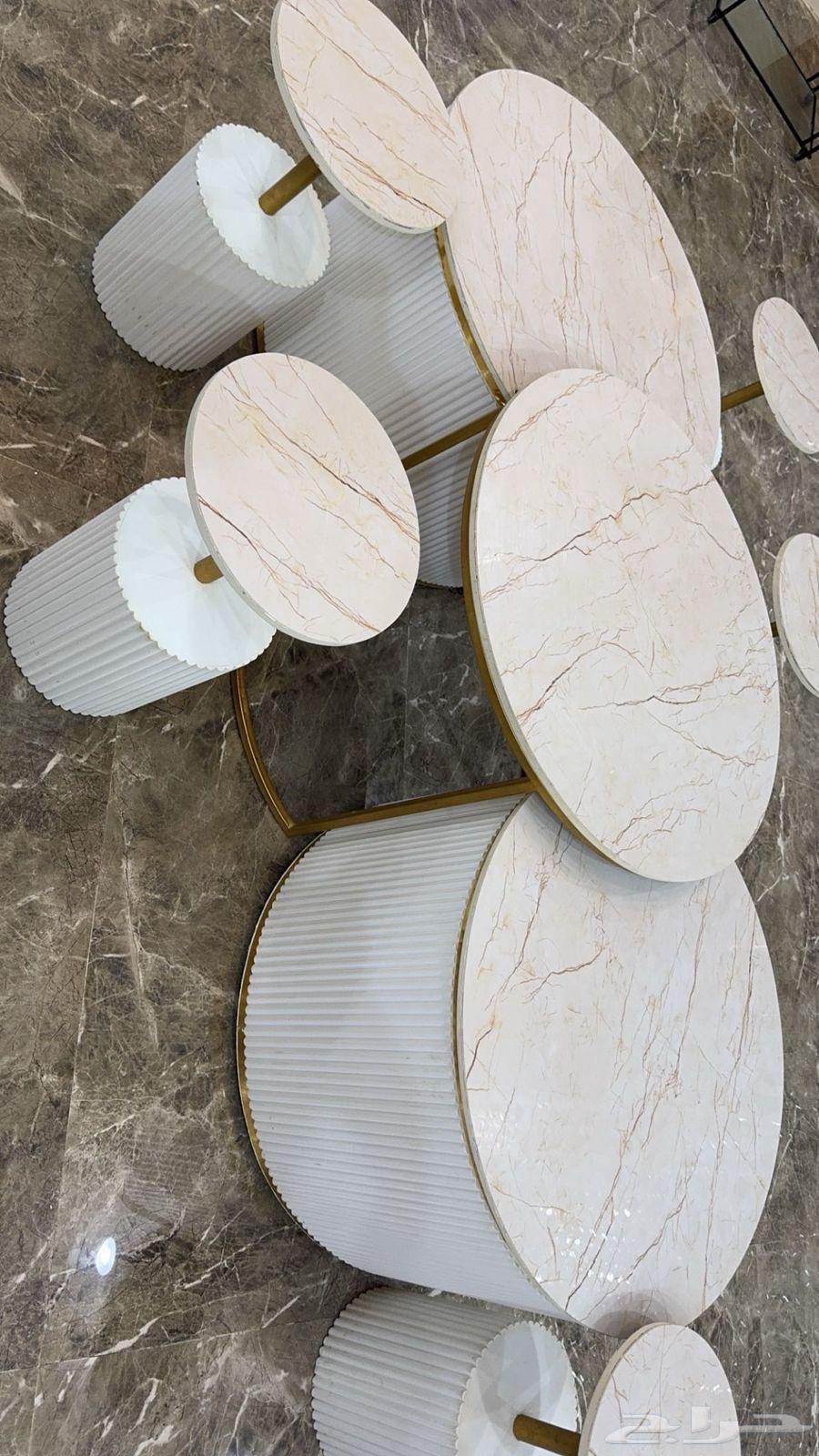 طاوله للبيع من 3حبات و5خدمه64417292325890111