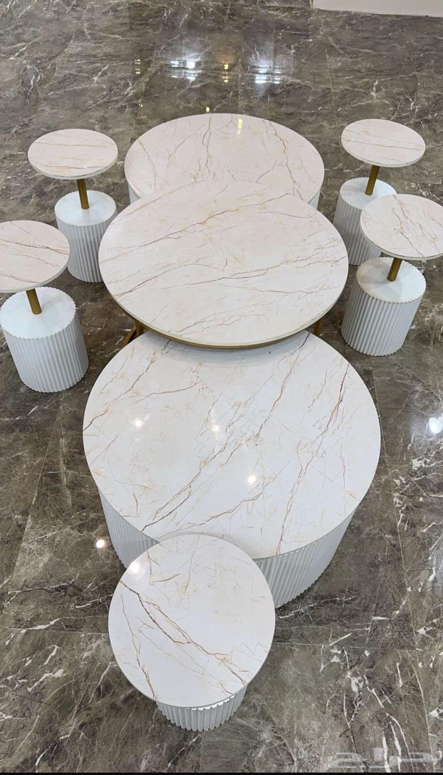 طاوله للبيع من 3حبات و5خدمه64417292325890110