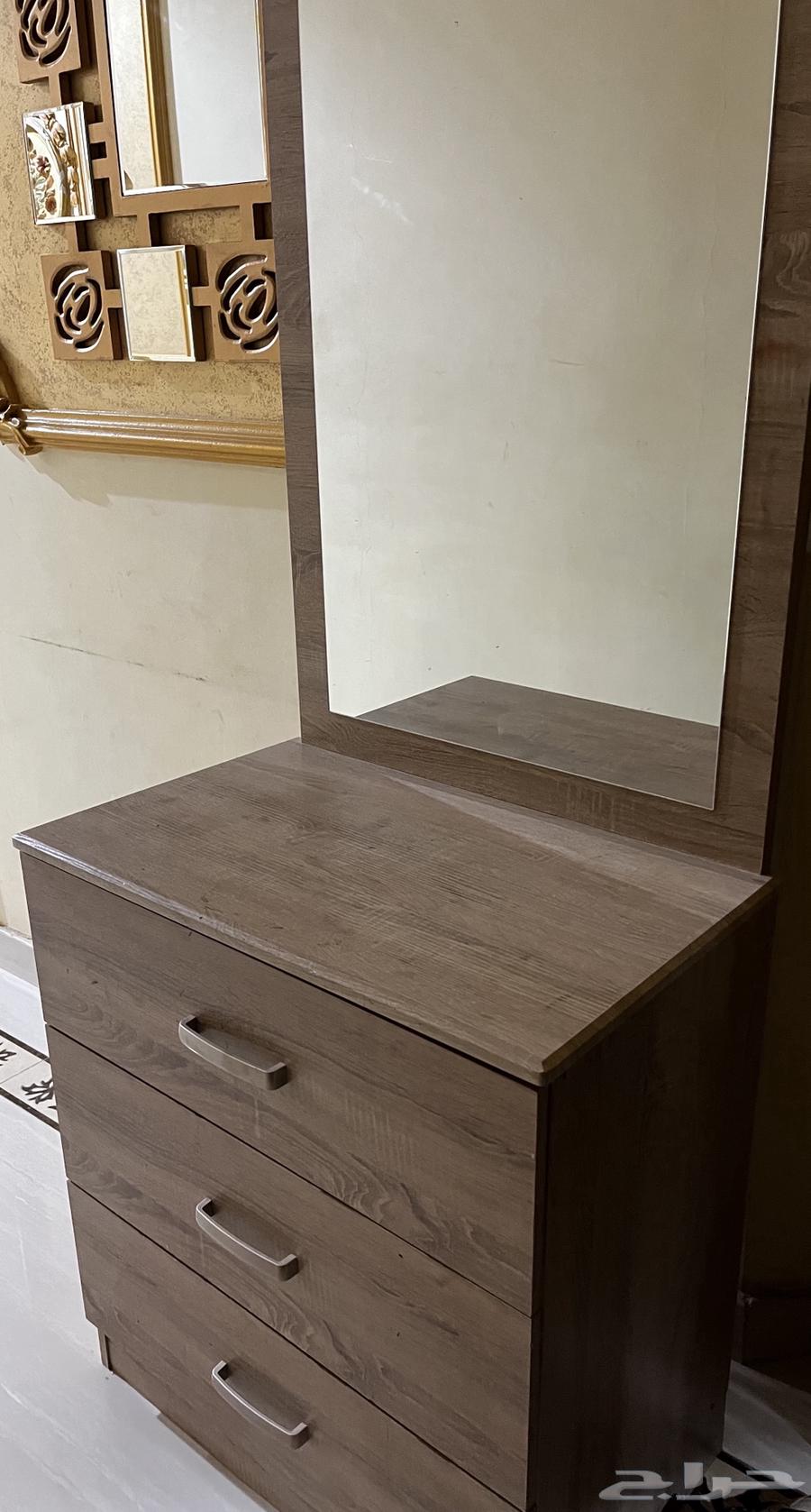 غرفه نومه مكونه من سرير و تسريحه64418784253953113