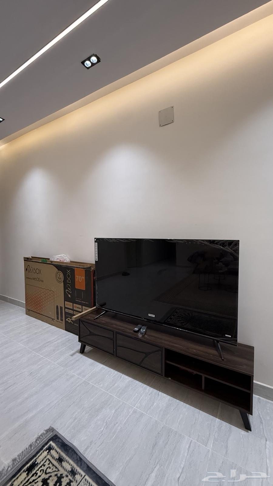 شاشه 70 بوصة (( مكسوره )) .64425824448129113