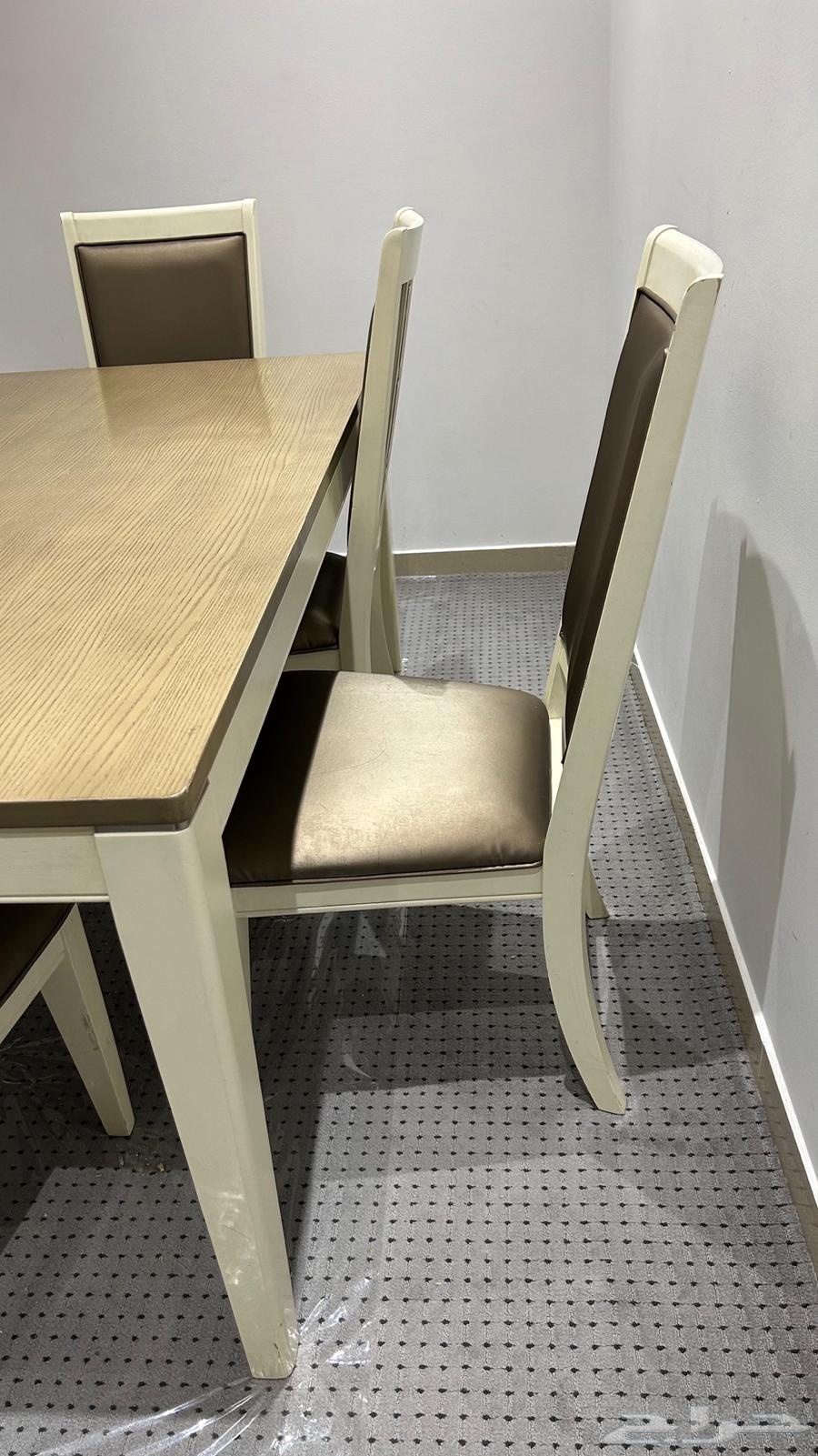 للبيع طاولة طعام فخمة صناعة فيتنام نظيفة64423022485761111