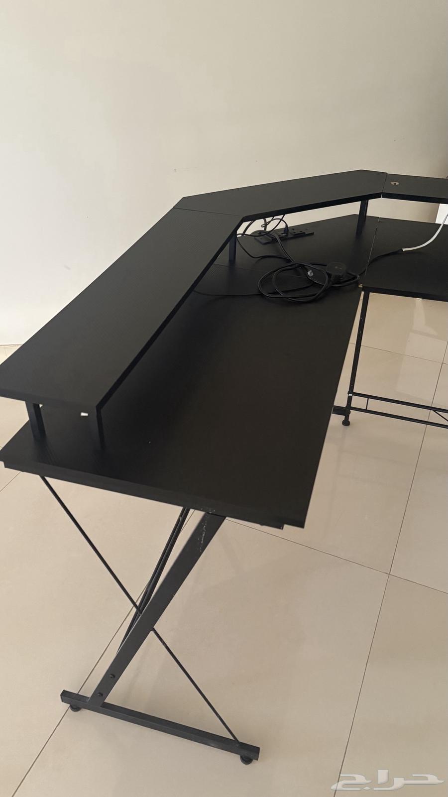 طاولة بلاستيشن وصوني فيها اضاءة وافياش64423837575809111