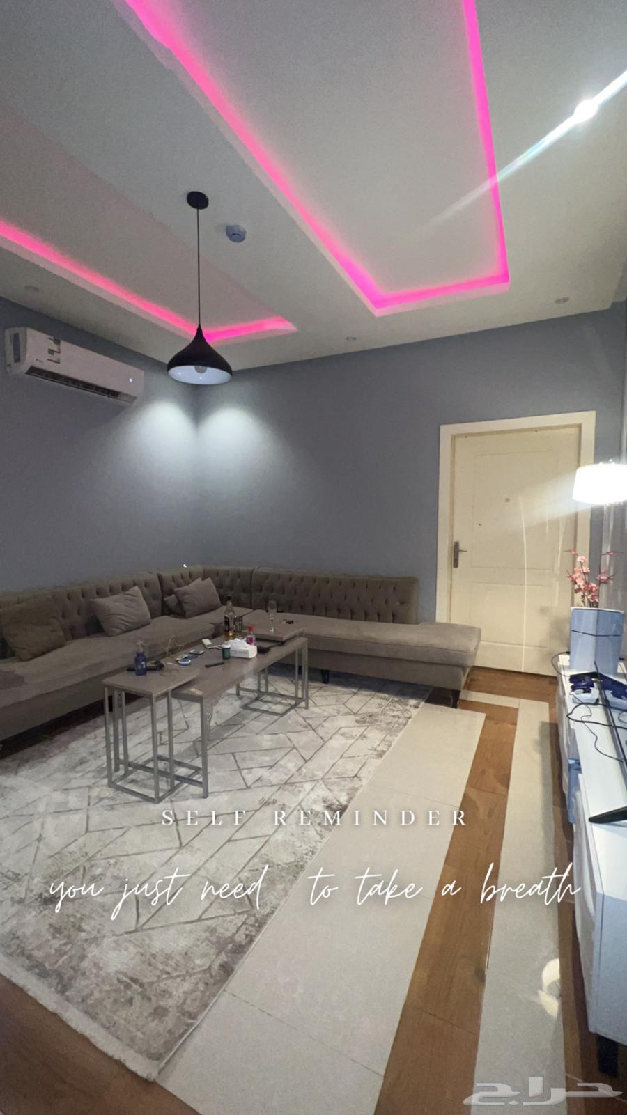 70-inch screen, screen table, sofa, lighting, vase64421797982851111