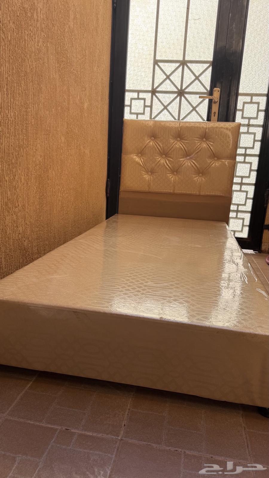 Bed with a new unused mattress64419238394113110