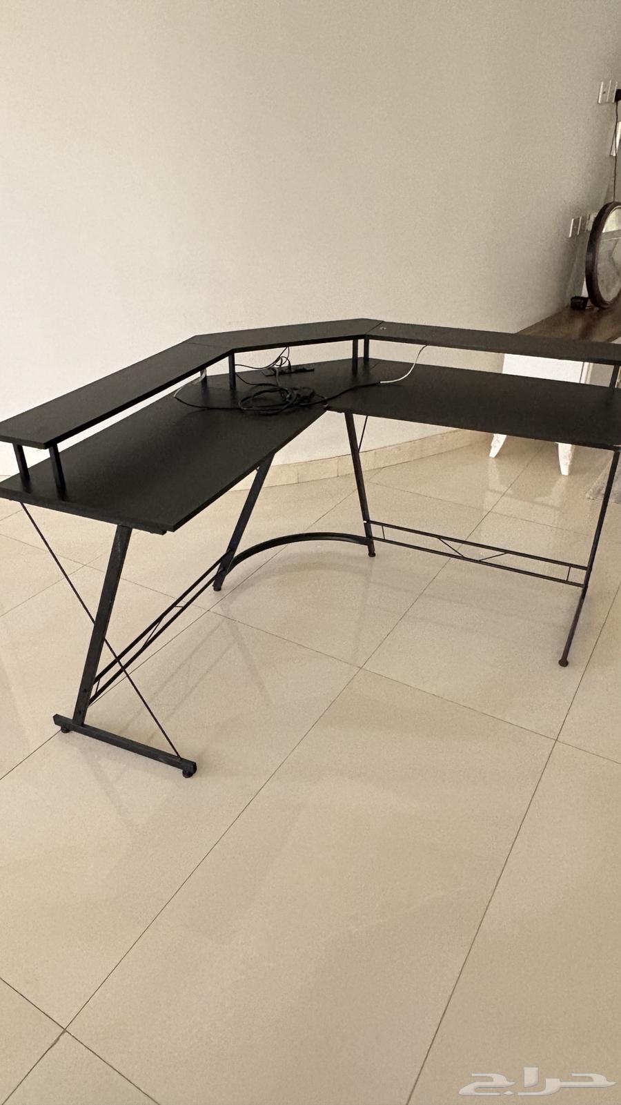 طاولة بلاستيشن وصوني فيها اضاءة وافياش64423837575809113