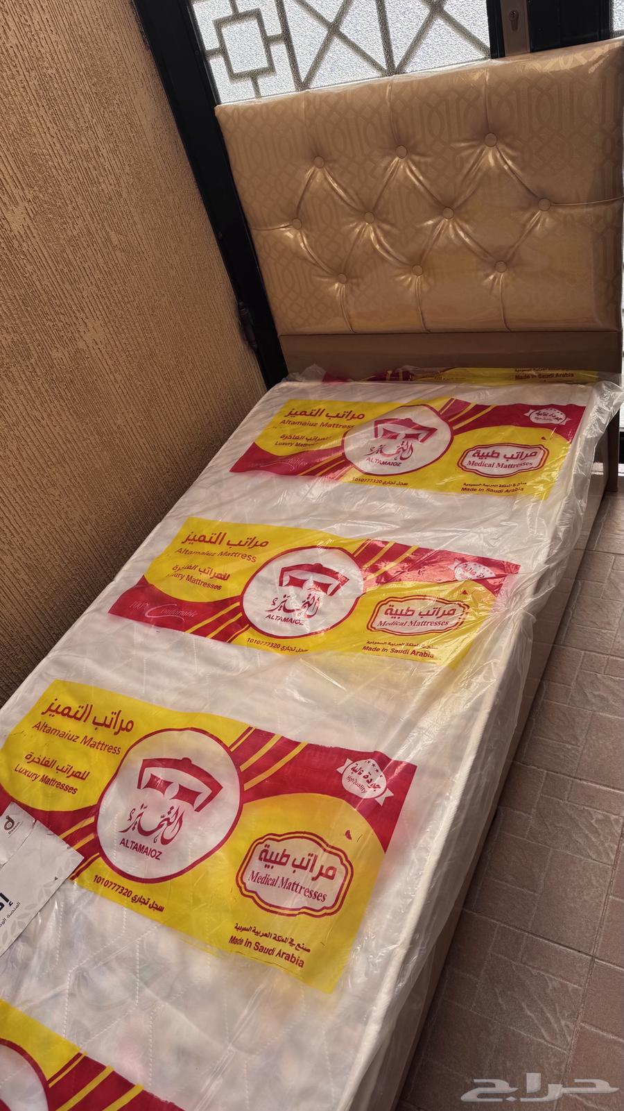 Bed with a new unused mattress64419238394113111