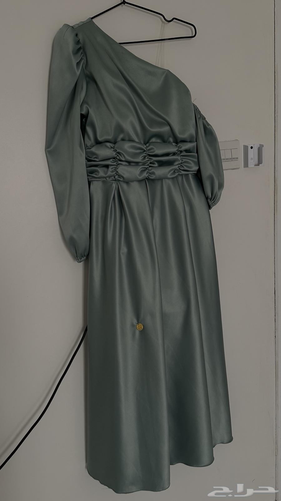 4 فساتين للبيع ب300قابل للتفاوض64421987700481111