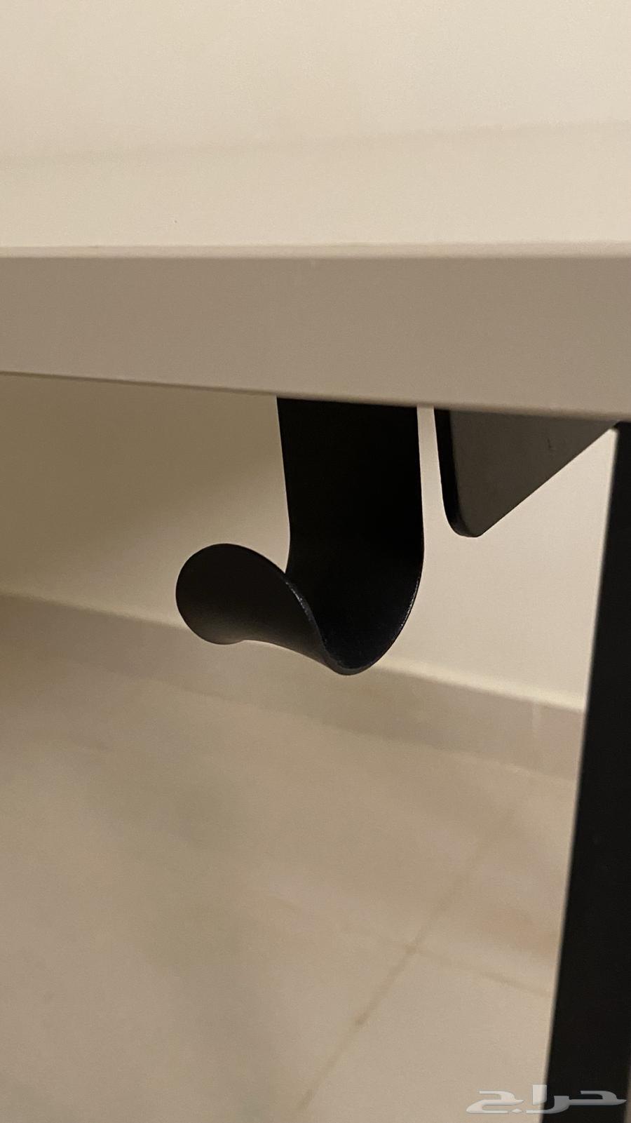 مكتب مع حاملات جوانب مستعمل بسبب انه لايناسب اثاث الغرفه64425784032386112