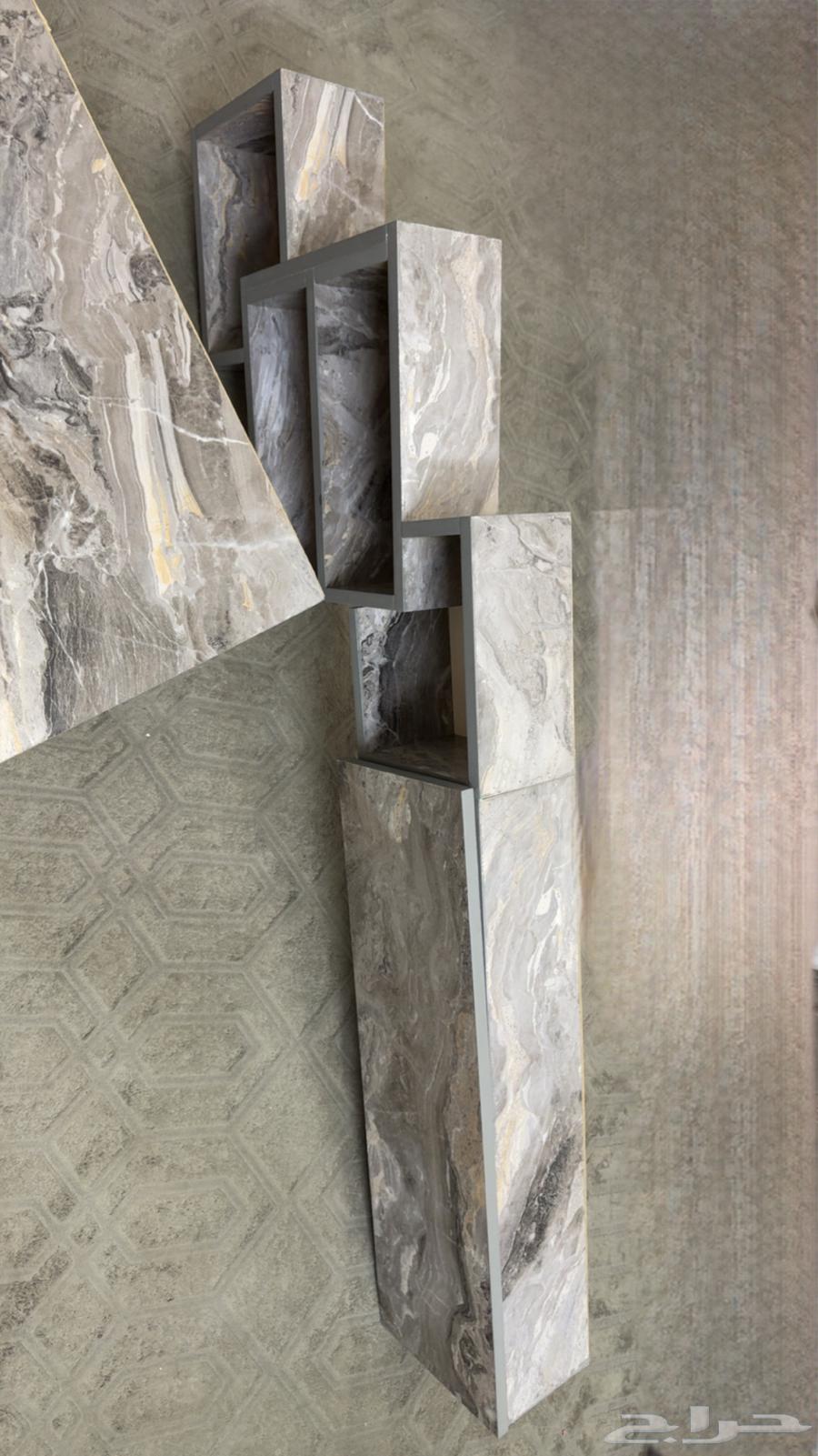 طاولة تلفزيون ومع رفها اللي فوق جديده ونظيفه64424038655234111