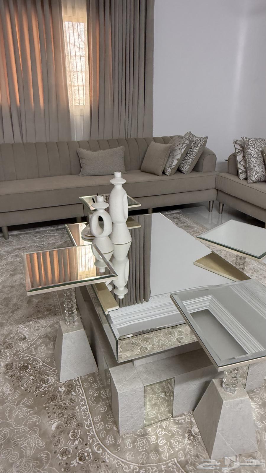 طاولة للبيع جديده فيها كسر صغير جدا مع الجنب ع المرايه64422653517570110