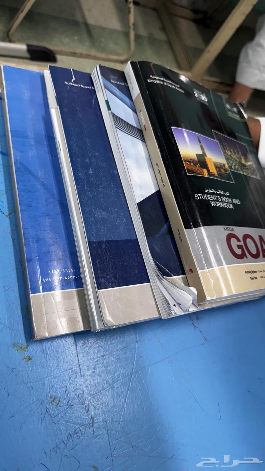 اربع كتب واثنين دفاتر اصفار لم يتم الكتابه عليها64421296795521110