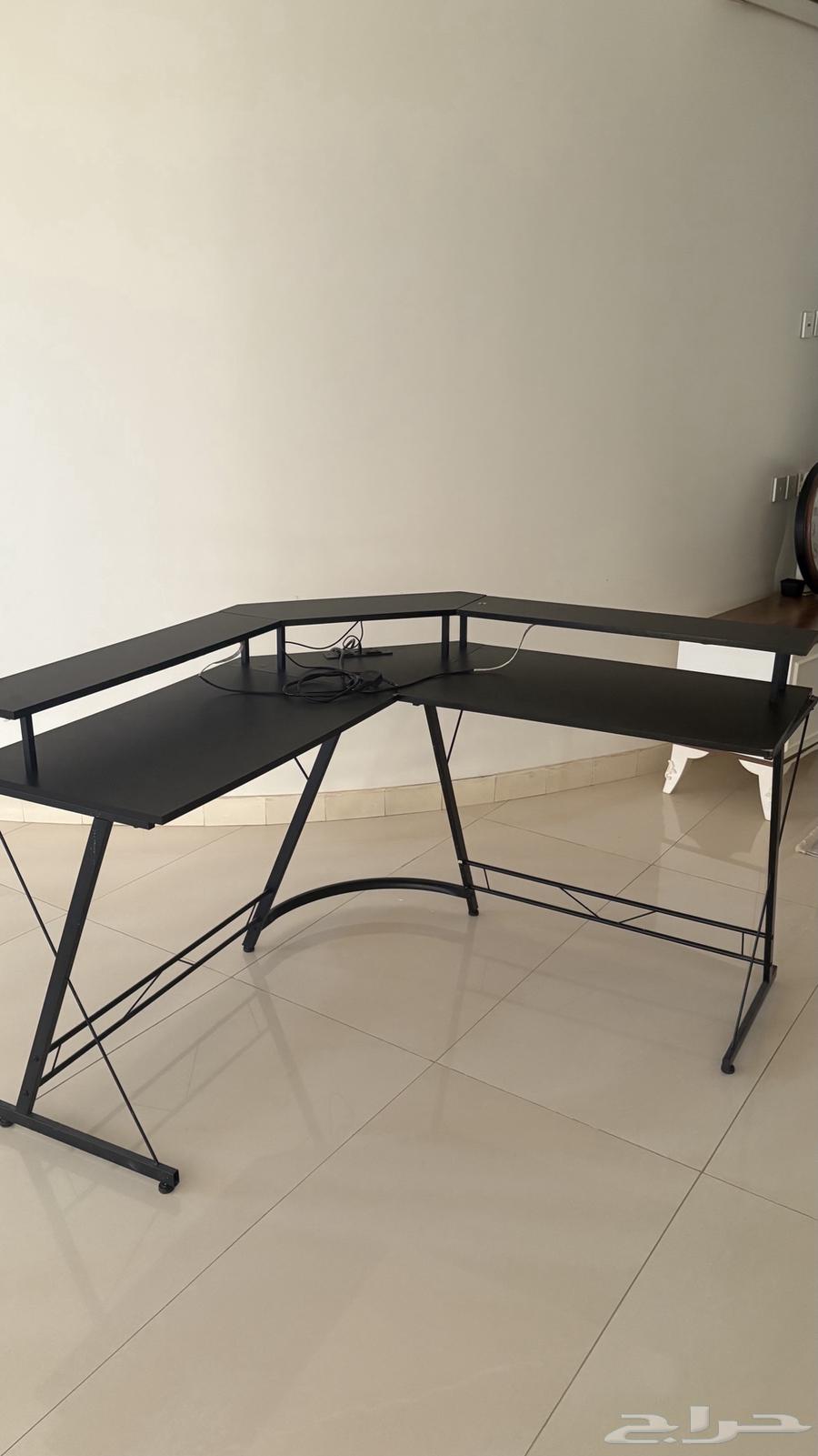 طاولة بلاستيشن وصوني فيها اضاءة وافياش64423837575809110