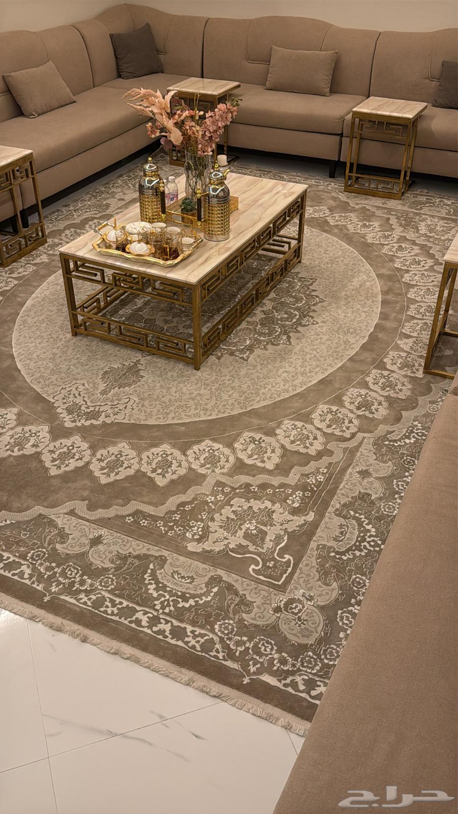 طاوله كبيره وخمس طاولات خدمه ب50064424579630979110