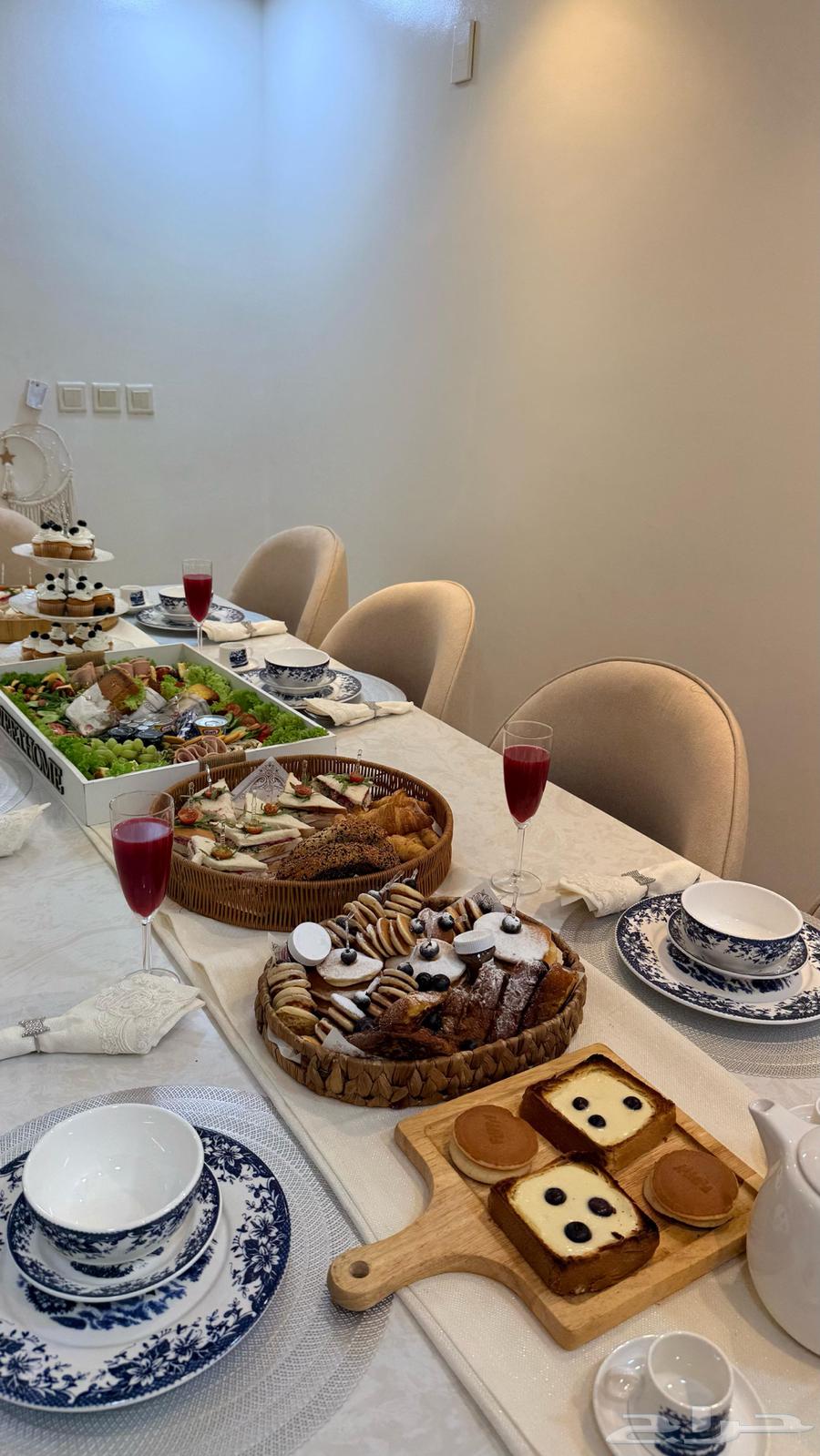 Dining table with 12 chairs64419481602177111