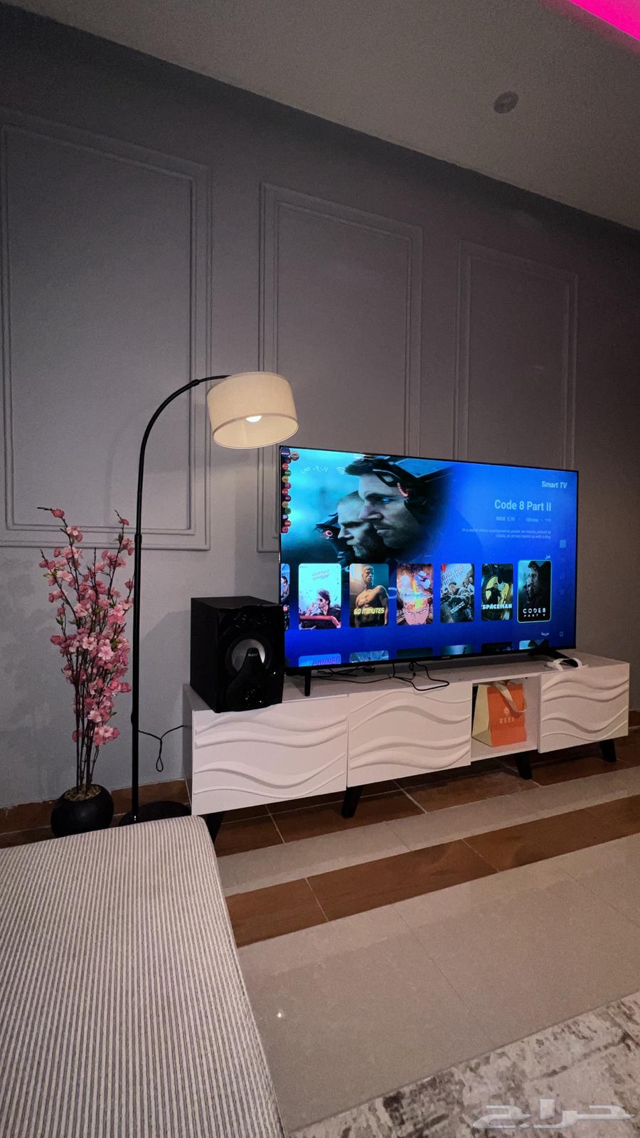 70-inch screen, screen table, sofa, lighting, vase64421797982851110