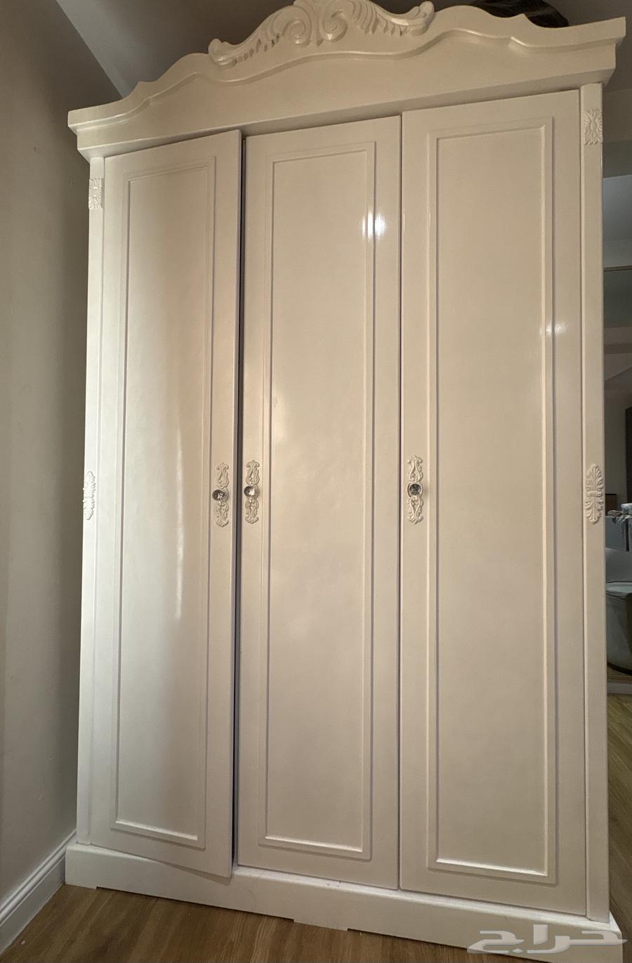 دولاب خشبي للبيع64421418575489110