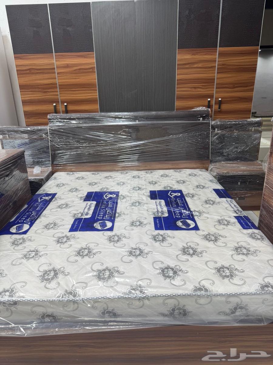 غرفة نوم مستعملة نظيفة في دواليب الملابس في سرير64419536096001111