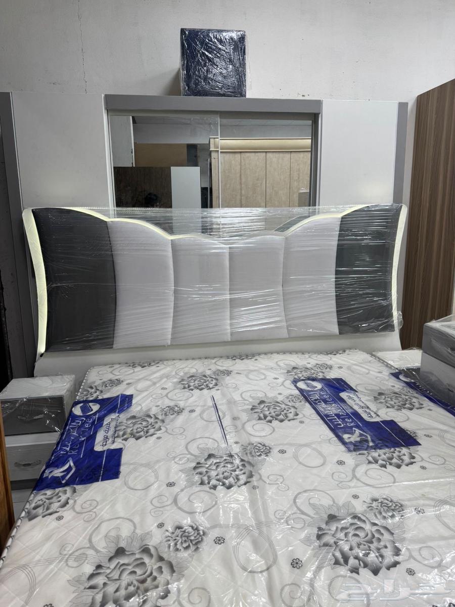 غرفة نوم مستعملة نظيفة في دواليب الملابس في سرير64419536096001110