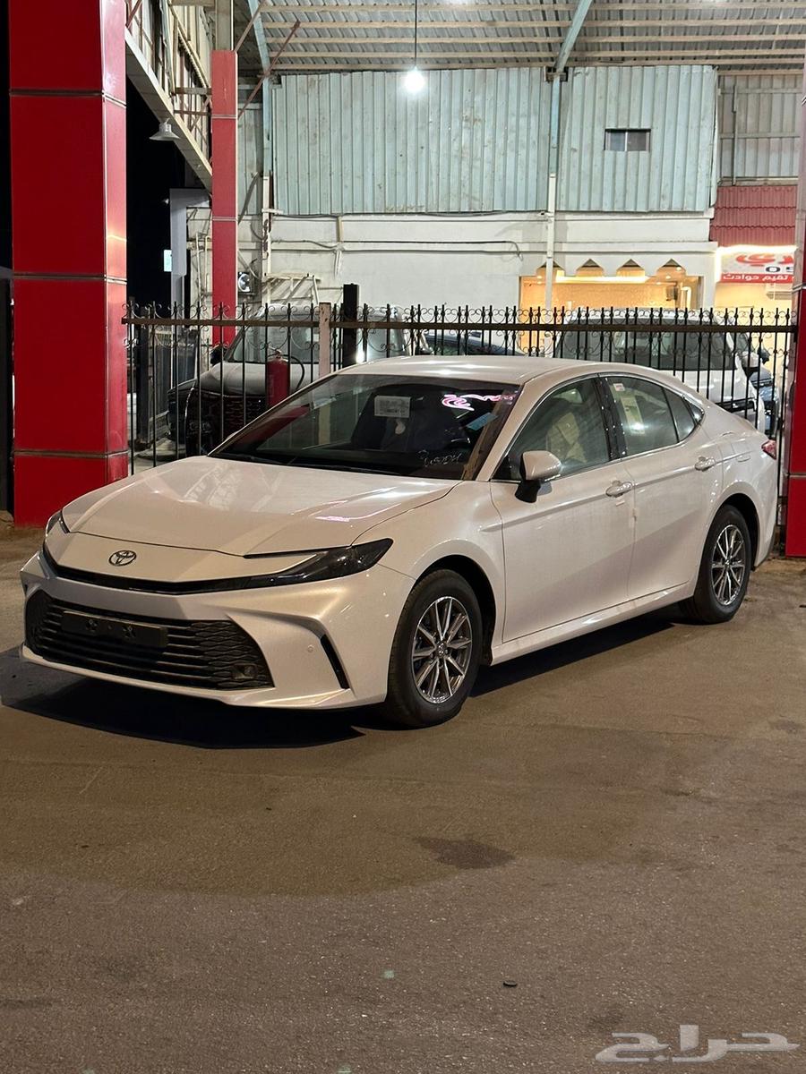 تويوتا كامري E 2025 بنزين ستاندر السعر 111.500 سعودي64584404498305111