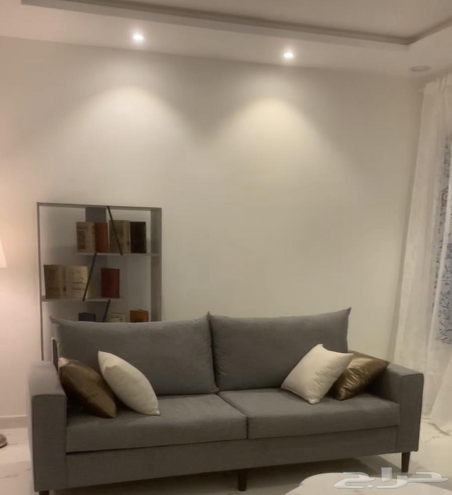 كنب للبيع يتكون من قطعتين 3 متر واثنين كراسي استراخا64424361278723110