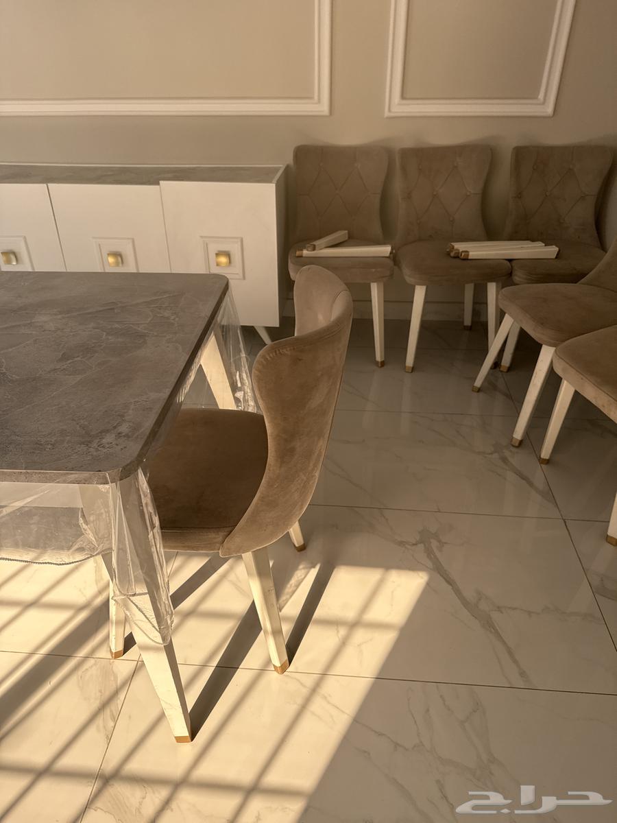 عندي طاوله معى الدوالب و6 كراسي للبيع يبي للكراسي تركيب ارج64420769340801111