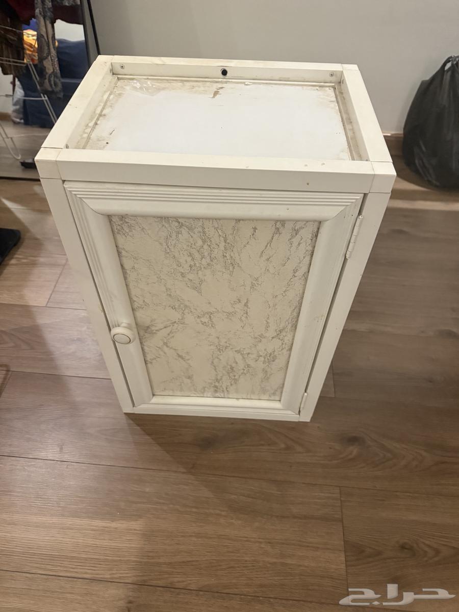 Storage cabinet for items64421040096258110