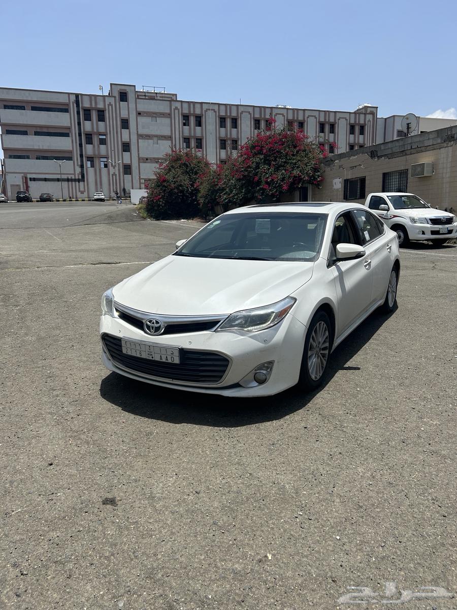 أفالون ليمتيد اللون لؤلؤي ممشى قليل على موديلها64578619164290111