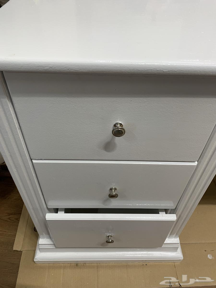 طاولة بيضاء للبيع64423395501570112