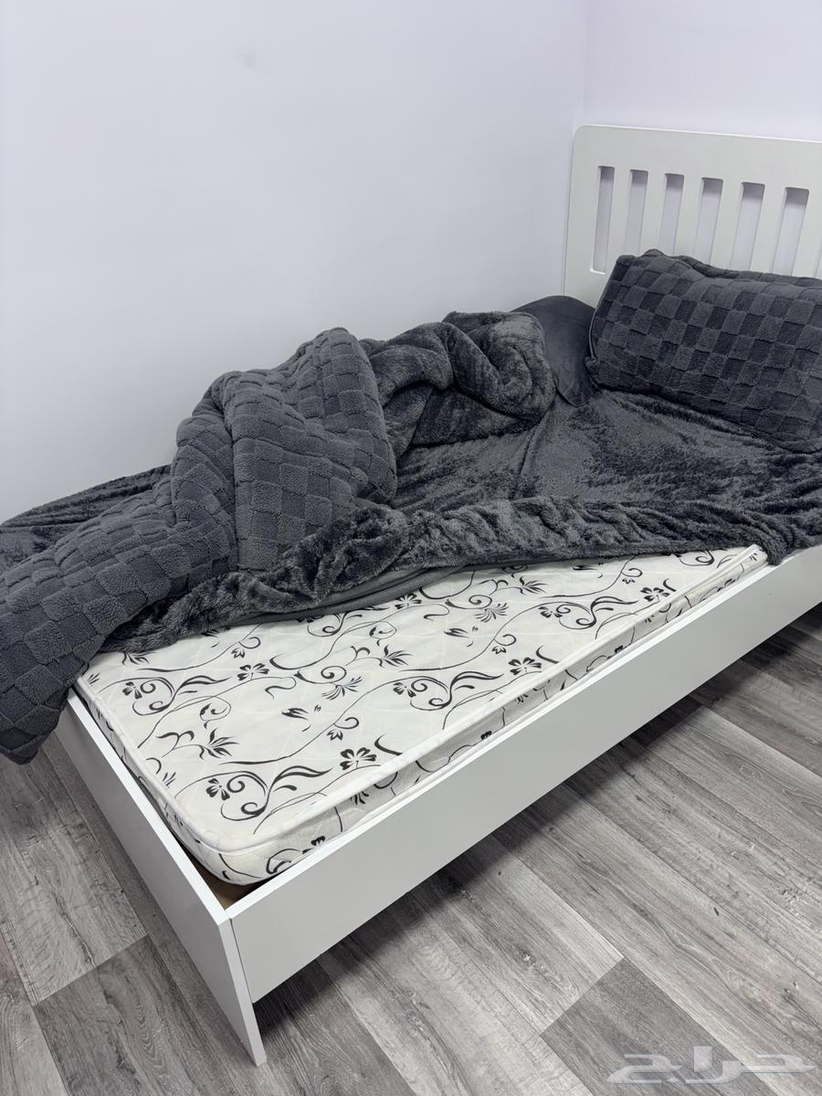 Single and a half bed with comforter and mattress, used for only one week64419986955138111