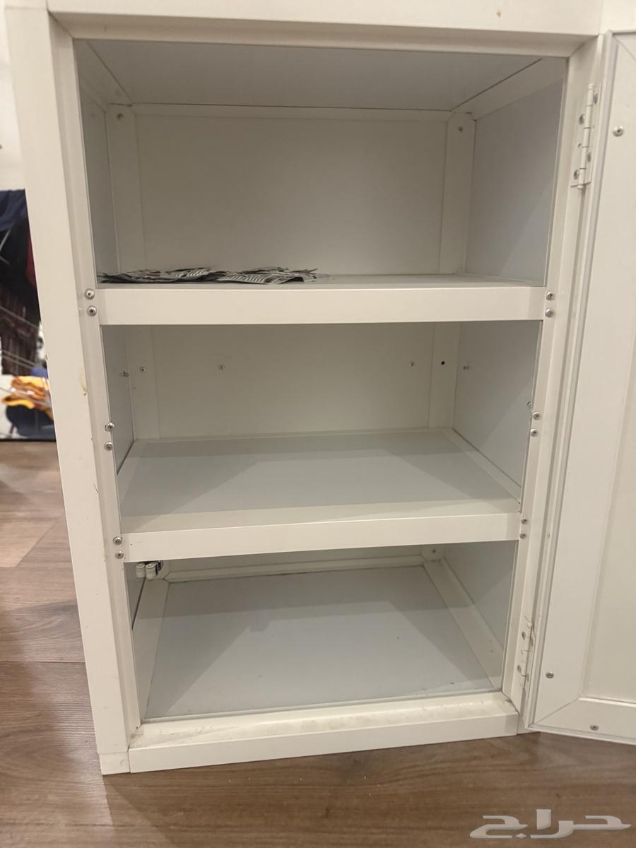 Storage cabinet for items64421040096258112