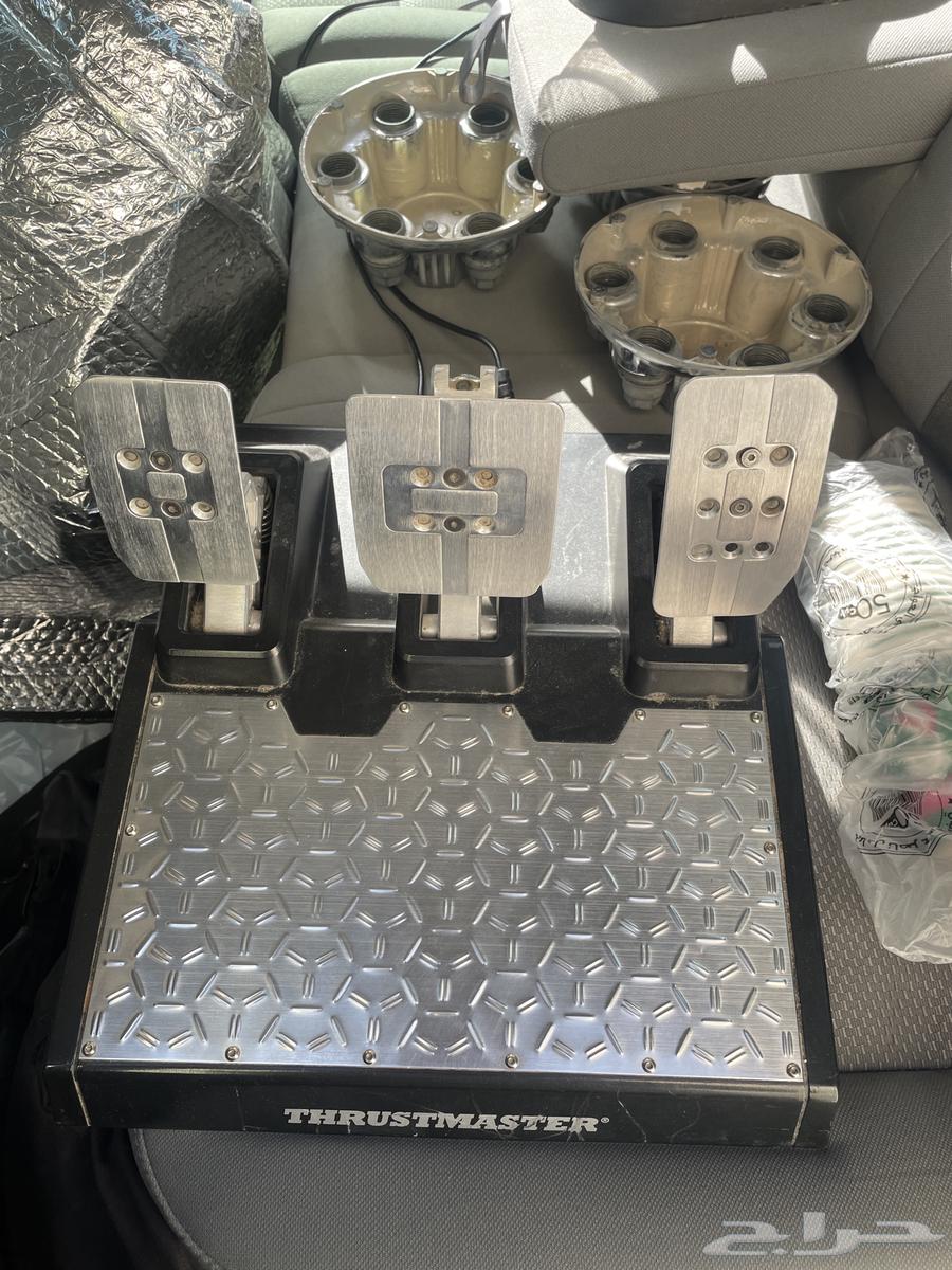 T300 steering wheel with its pedals in good condition64422913196929111