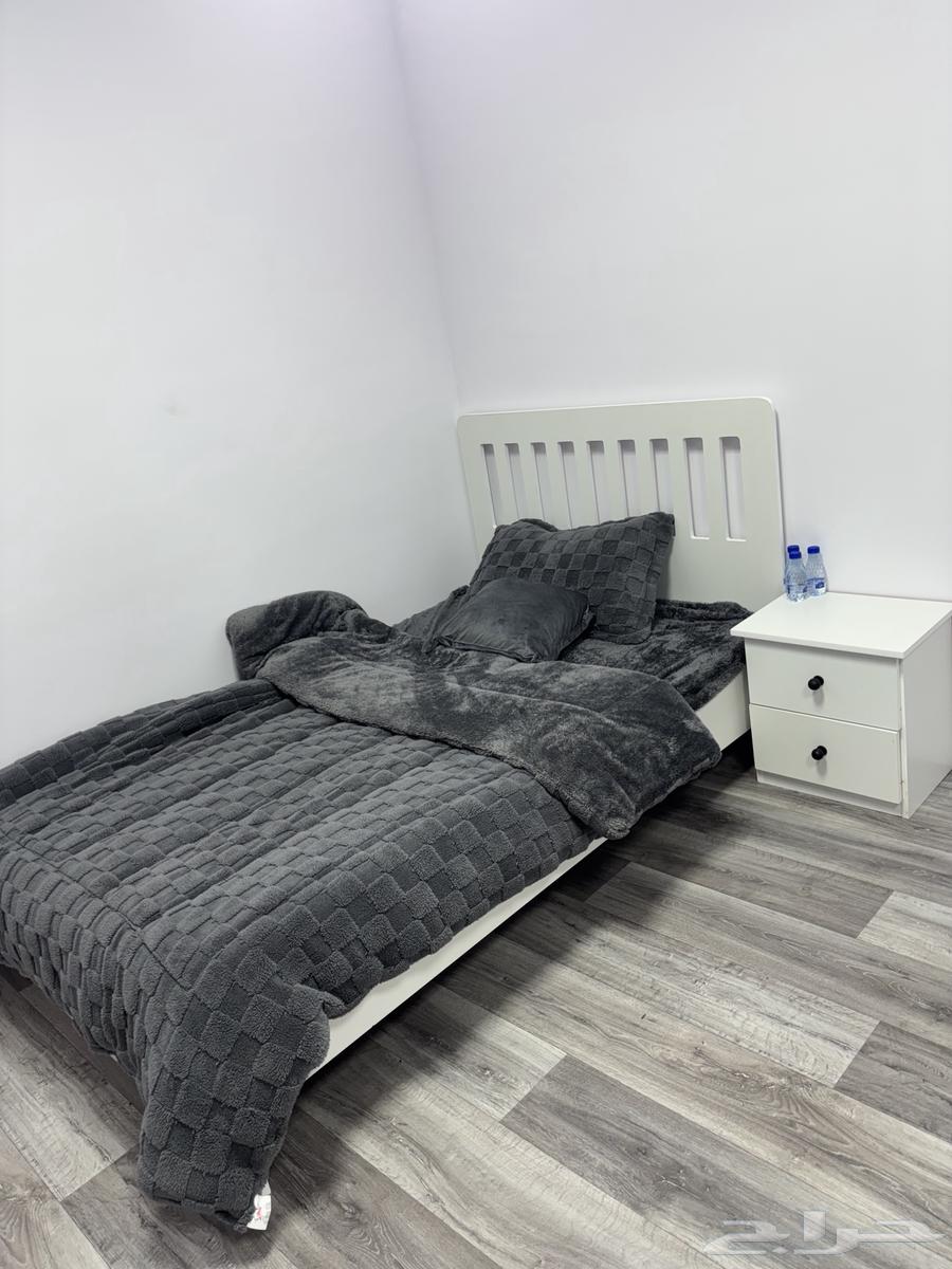 Single and a half bed with comforter and mattress, used for only one week64419986955138110