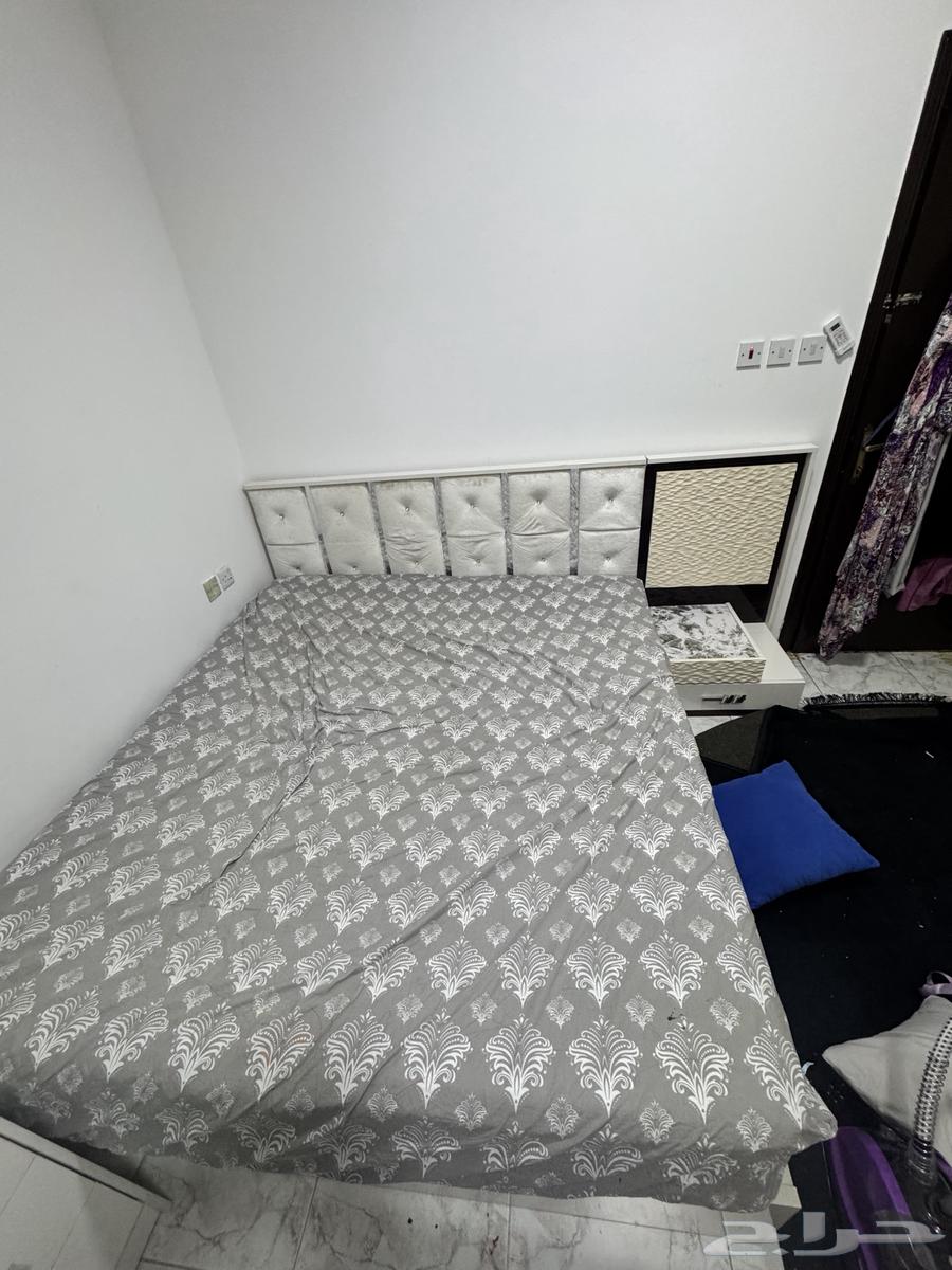 سرير 200x 180 بالمرتبة و2 كومودينو للبيع بحي الروضه64425111457026110