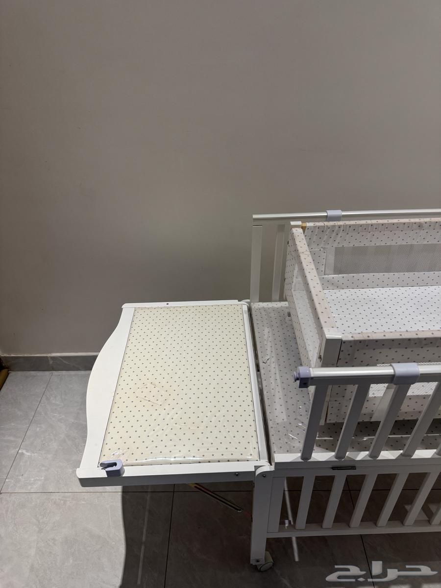 A new condition children's bed, a TV table, and also a screen64423395494401110