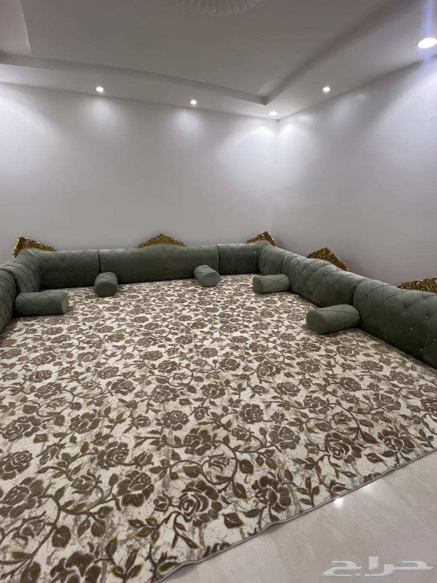 Backrests and five cushions64419331971714112