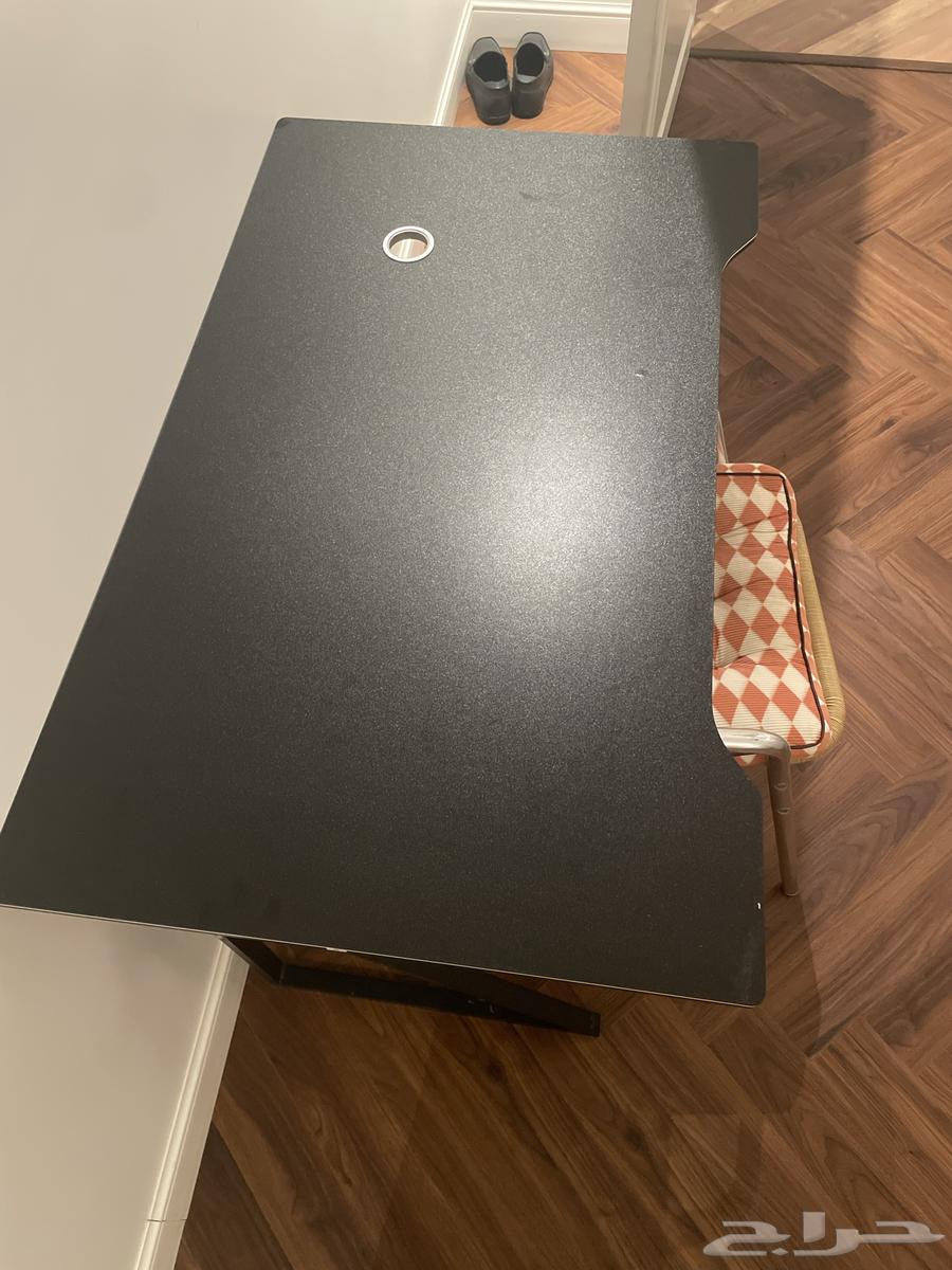 A clean and good office table or gaming desk for 100 SAR, no price reduction allowed64425770601985110
