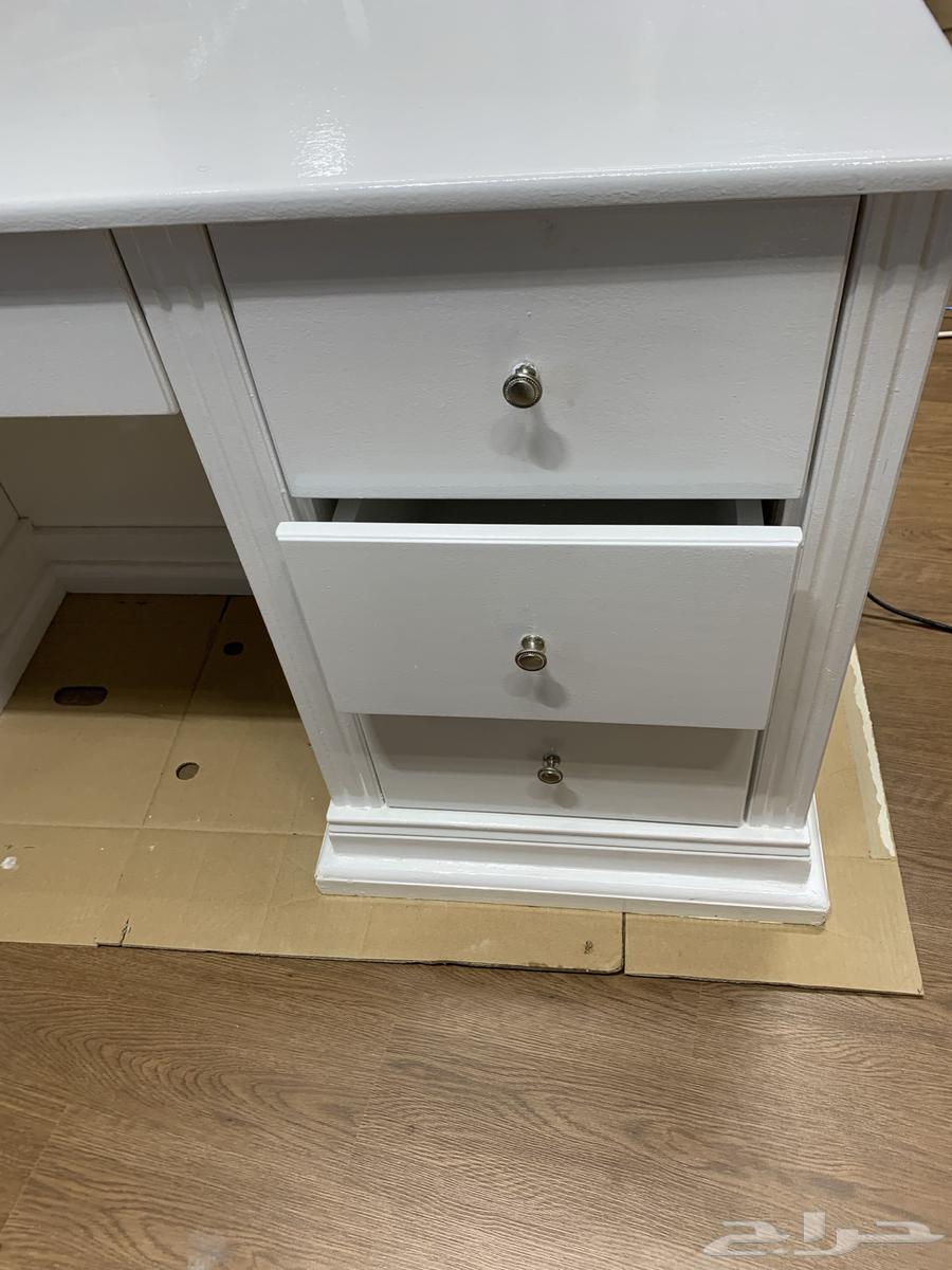 طاولة بيضاء للبيع64423395501570111