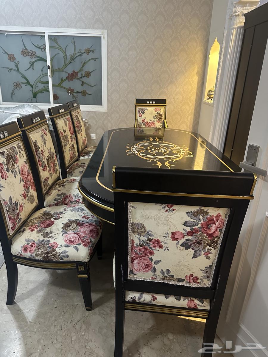 Dining table, display cabinet, and clean buffet at an excellent price64419932957954112