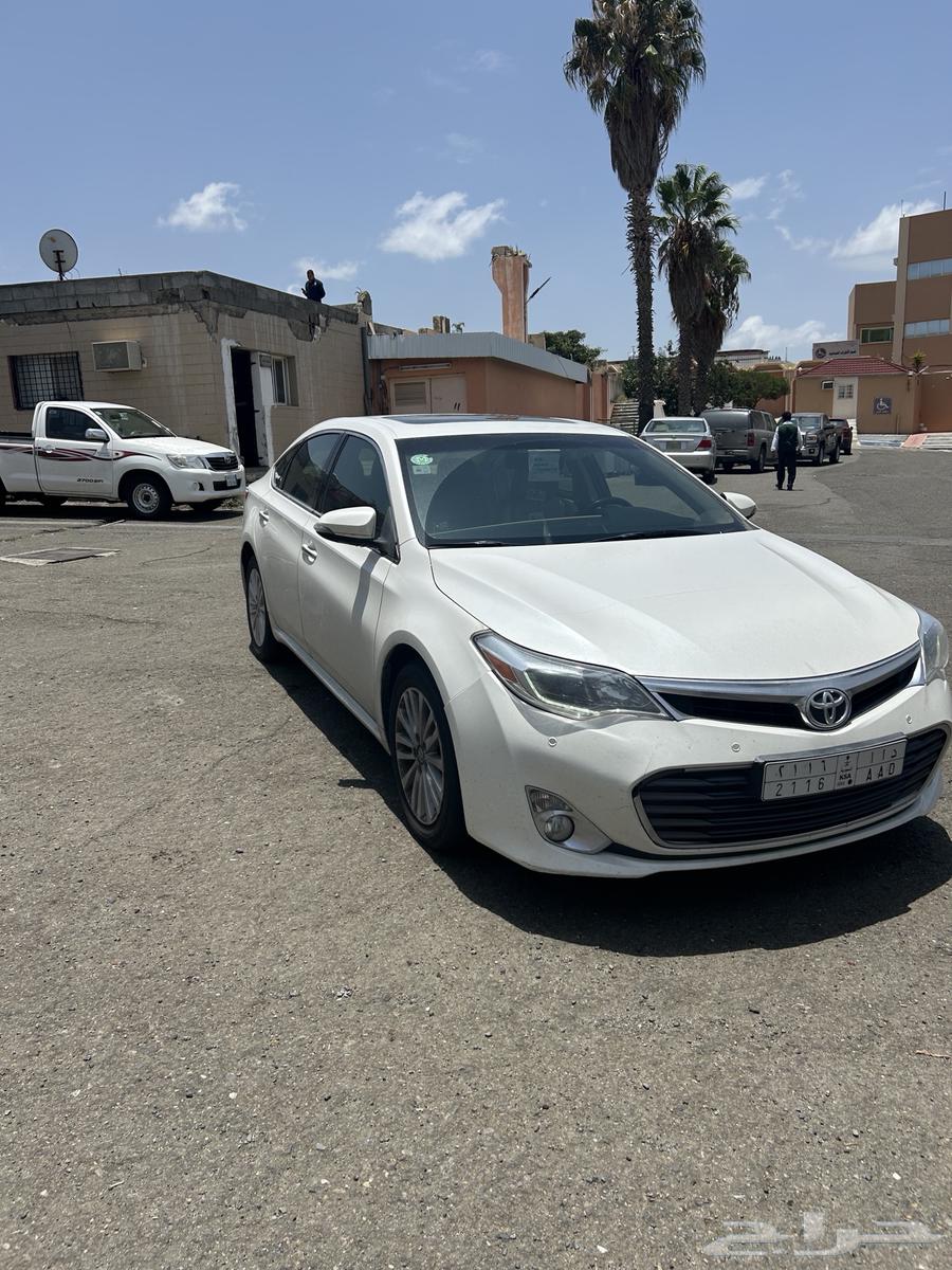 أفالون ليمتيد اللون لؤلؤي ممشى قليل على موديلها64578619164290114