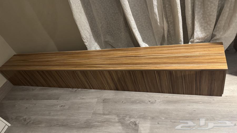 مكتبة تلفزيون معلق جديد مااستخدمتها أبدا ومكيف جديد للبيع64419522531075110