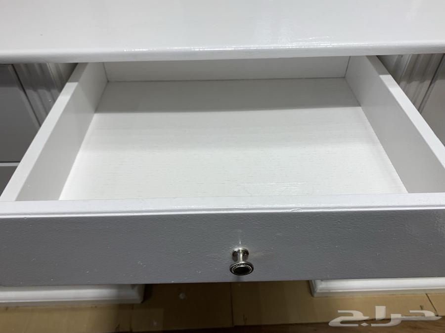 طاولة بيضاء للبيع64423395501570113