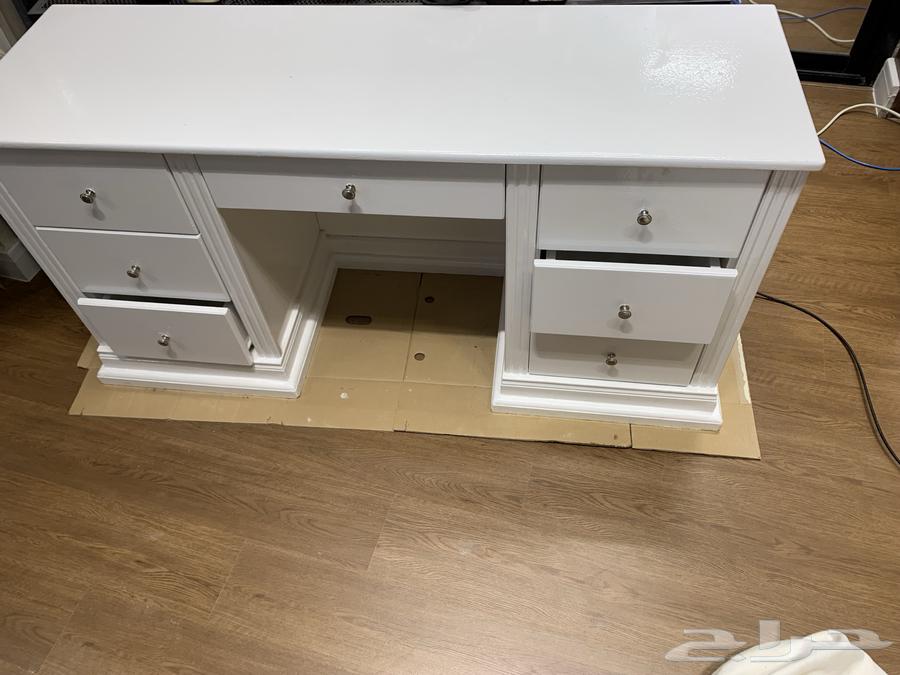 طاولة بيضاء للبيع64423395501570110