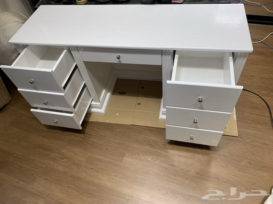 طاولة بيضاء للبيع64423395501570114