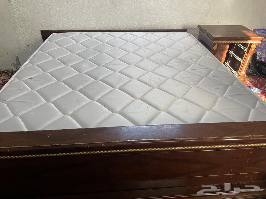 سرير نوم للبيع و مرتبه و كوميدينا64423904464386110