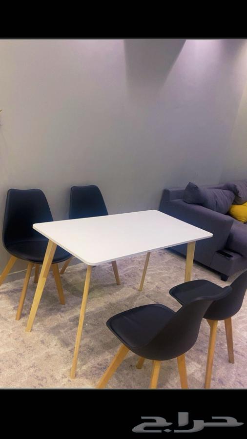 طاولة طعام وأربع كراسي64422928969089110