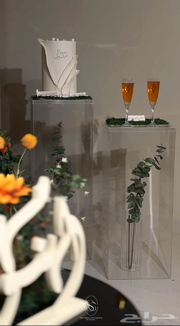 Acrylic tables64420755944449111