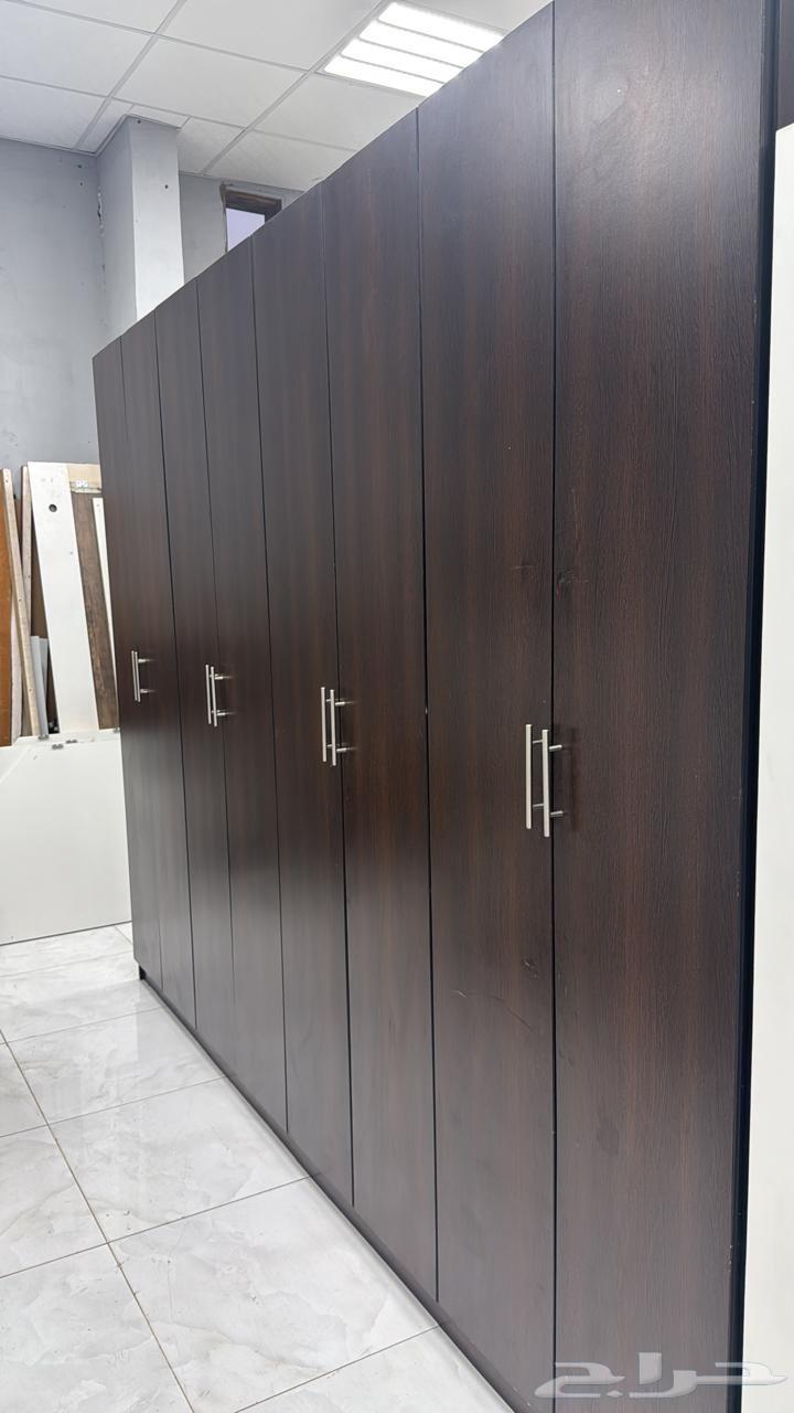 غرفة نوم مستعملة نظيفة في دواليب الملابس في سرير64419536096001114