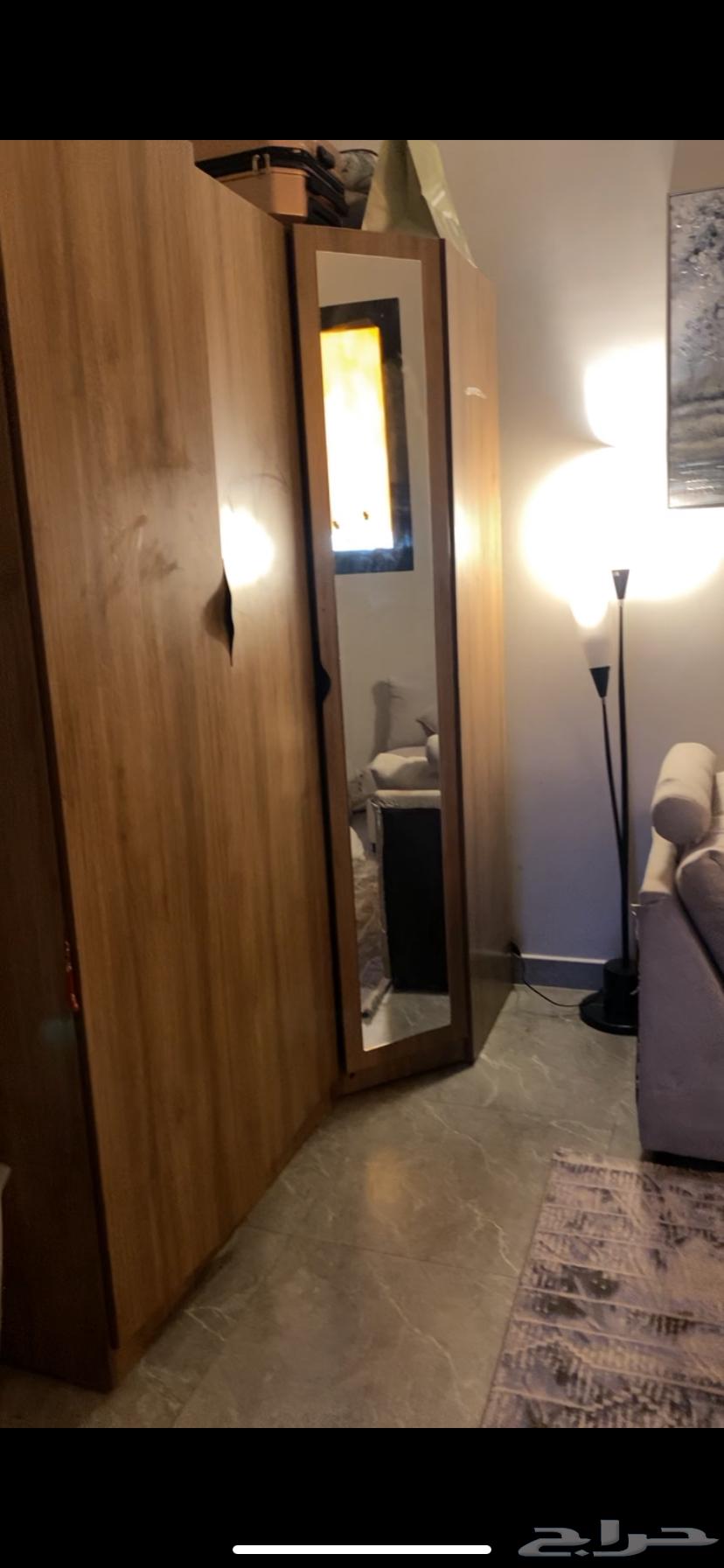 اثاث غرفة من كنب ودولاب واضاء وسرير وفرشه64420189309443110