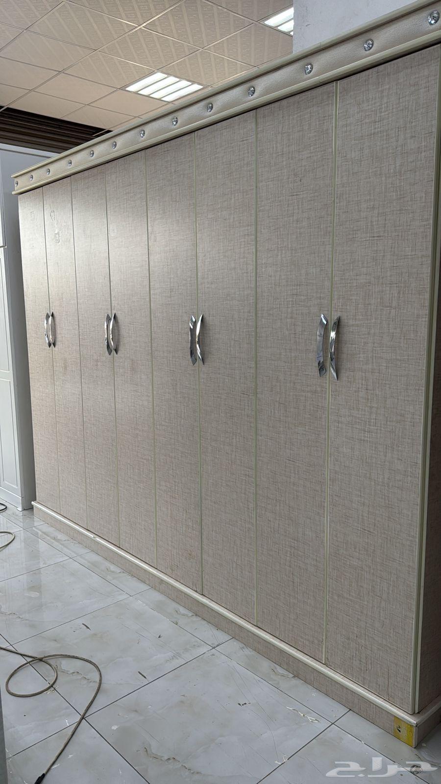 غرفة نوم مستعملة نظيفة في دواليب الملابس في سرير64419536096001113